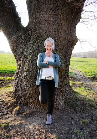 Portrait von Bettina Schwarzbach – Gründerin von Selbstbestimmt vor einem Baum