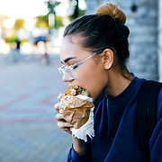 Hamburger yiyen kız