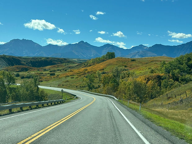 free-photo-of-scenic-mountain-road-in-autumn-landscape.jpeg