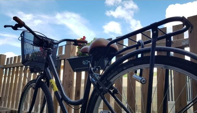 Vélo de ville sous un ciel bleu prônant la pratique du vélo plutôt que de se déplacer en voiture