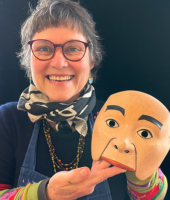 patricia gattepaille artiste plastique avec un masque de théâtre