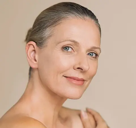 kvinne med voksen hud