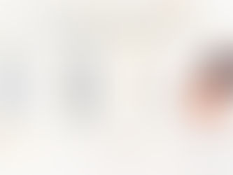 retinol produkter liggende på en marmorplate