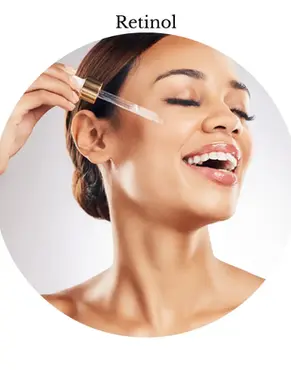 Kvinne som påfører retinol serum