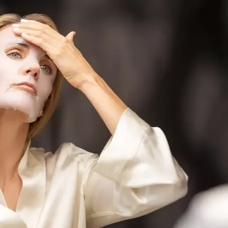 Kvinne som har på seg en sheet-maske