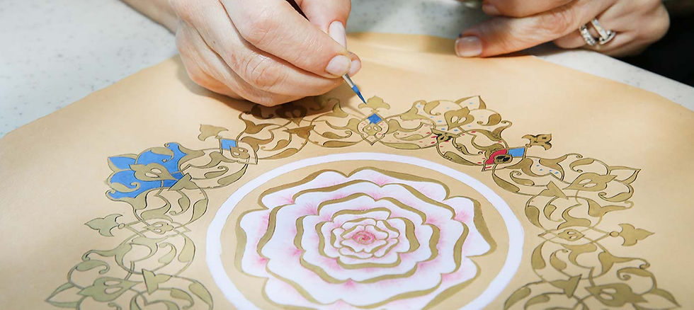 Tezhip Sanat Eseri Yapan Kadın İsmek