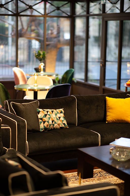 Les canapés du salon de l'hôtel le Chêne Vert sont à votre disposition pour vos rendez vous clients sur Brive