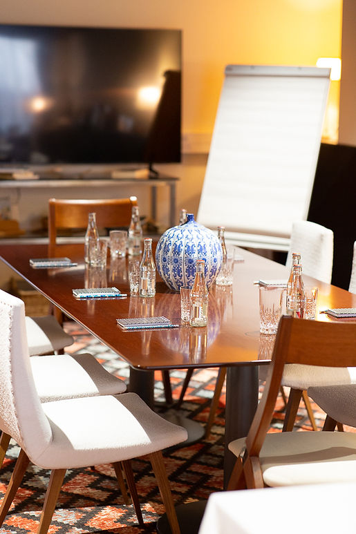 Un grand bureau de travail dans une pièce chaleureuse et confirtable pour l'organisation de vos séminaire d'entreprise et réunion de trvail à Brive en Corrèze