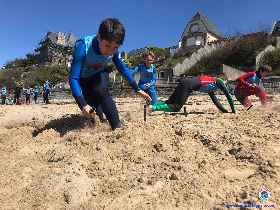 épreuve de sauvetage sportif : le Beach flags (bâtons musicaux) lors d'un entrainement sur le sable à la plage du pont / minihic à saint-malo avec nautisurf