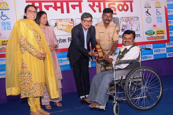 Spark-Minda-Limb-Mrs.-Sarika-Minda-Extreme-Left-at-12-day-artificial-limb-fitment-camp-Pun