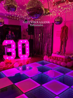 Happy Birthday Barbie Party mit LED Tanzboden in Rosa eingestellt