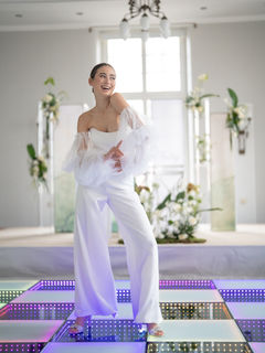 Gäste genießen eine luxuriöse Tanzfläche in einer edlen Eventlocation mit eleganter Beleuchtung.
