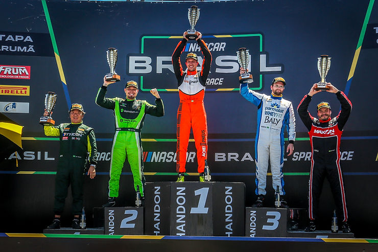 Henry Couto no primeiro lugar do pódio da Nascar Brasil após vitória da Corrida 1 da etapa de Tarumã (RS).