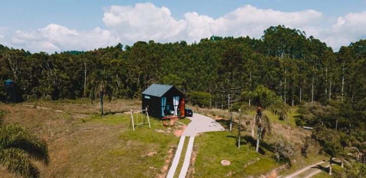 Imagem panorâmica que mostra à Cabana La Libertà em Ibirama em meio às árvores 