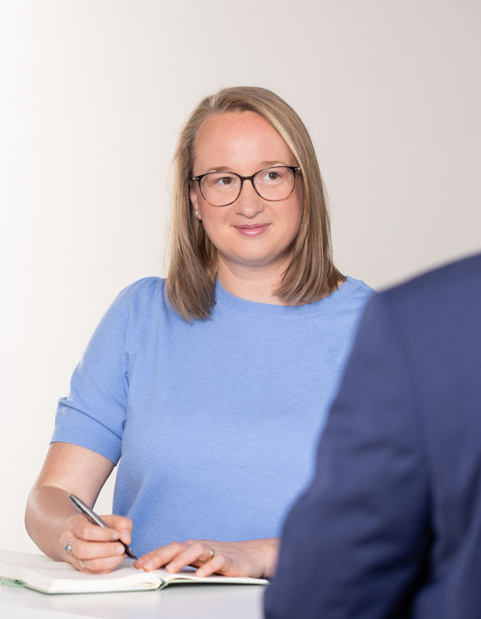 Marlen Bistritz während eines Gesprächs mit einem Kunden