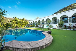 Swimming pool and restaurant at Amaroo