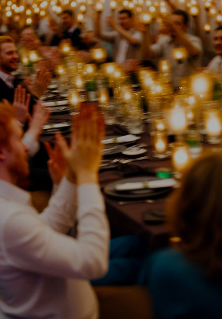 hommes et femmes applaudissant lors d'un dîner de Florence