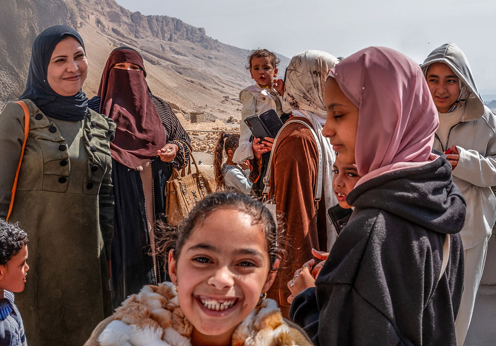 20 Egyptian Family at Hatshepsut Temple