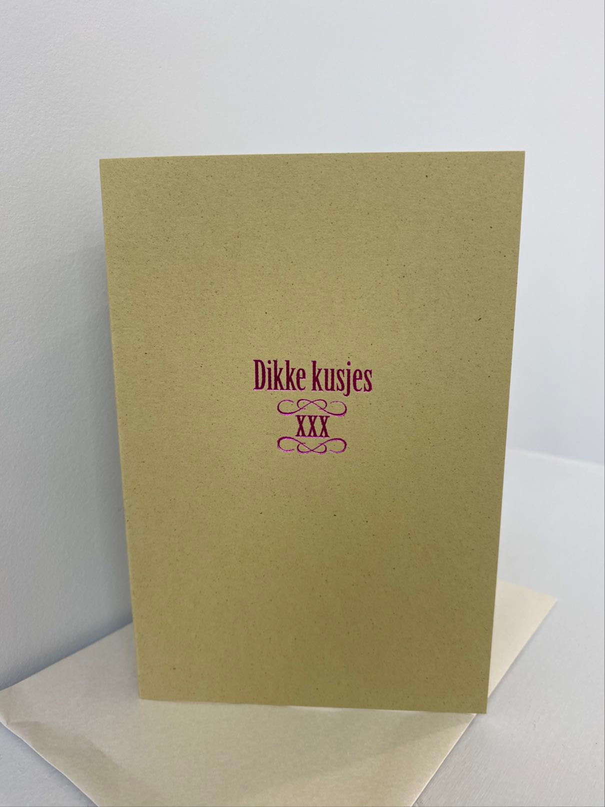 Wenskaartje met tekst Dikke Kusjes