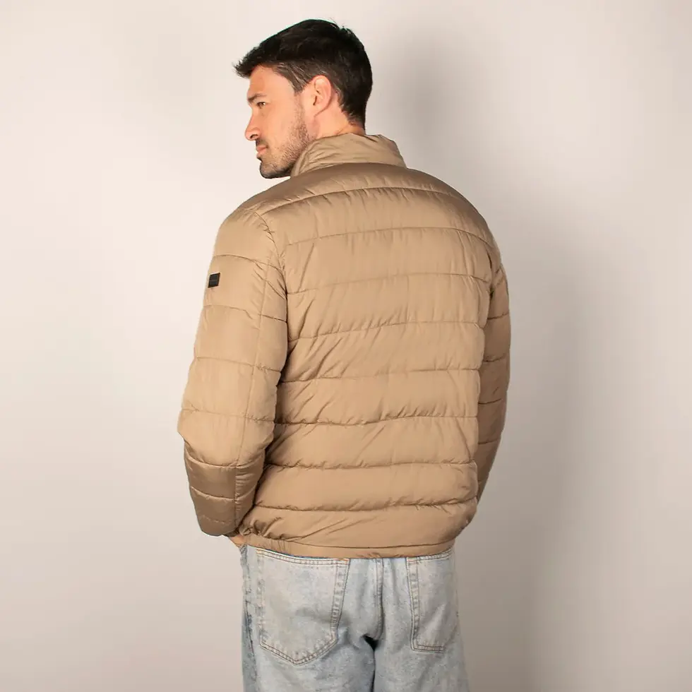 תמונה ממוזערת: מעיל כפתורים תיאו לגבר- צבע בז, גב המעיל