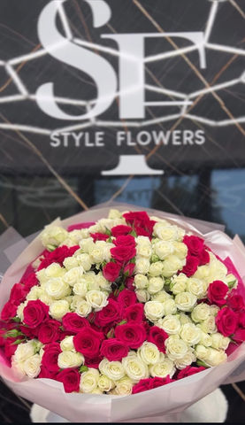 Kytice červených a bílých růží na míru od květinářství Style Flowers v Pardubicích
