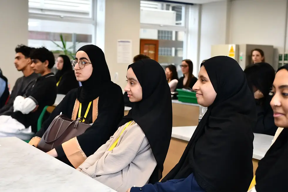 Students in MDV upskill classroom session with Rob from Lincoln university