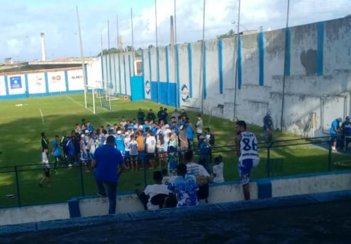 “Não é deste jeito que os resultados em campo irão aparecer”, diz direção do clube em nota