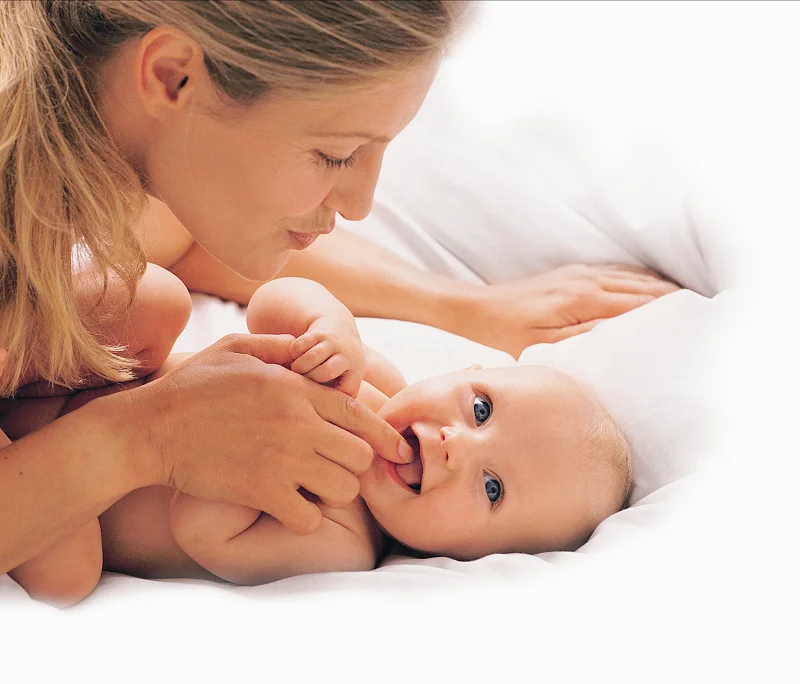 tens fødsel med baby.webp