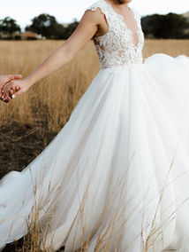 All the things you need to know about wedding dress shopping at sample sale 