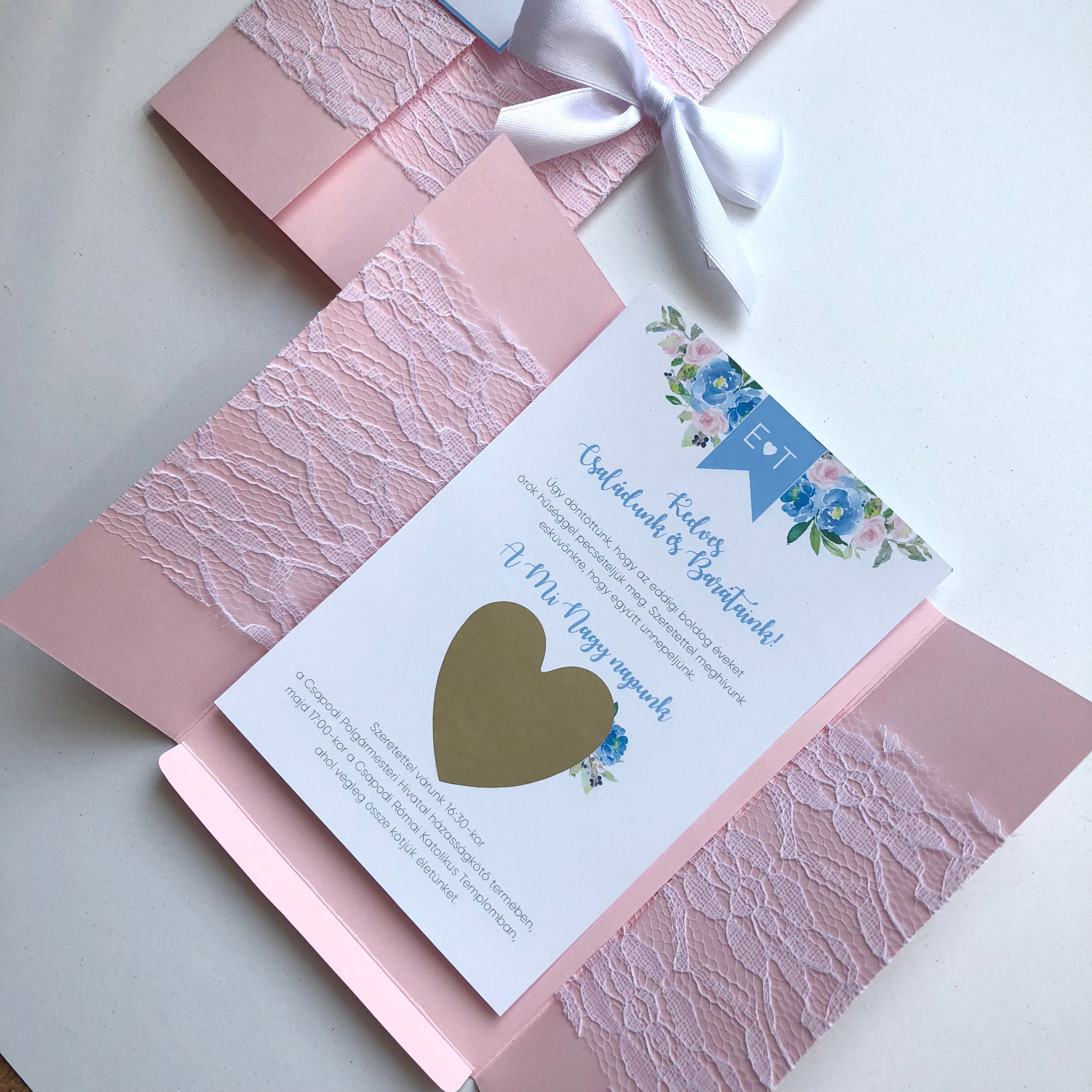 Esküvői meghívó - Csipkés tokban szív matricával