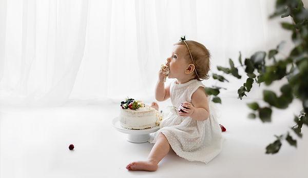 Babyfotografie in Hamburg mit Kleinkind beim Cakesmashshooting