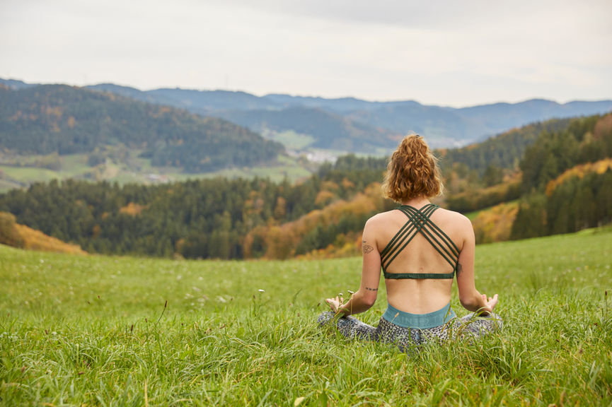 Yogateacher in Natur sitzend, Meditation, Stuttgart, KarinFiedler Fotografie Personal Branding Fotografie