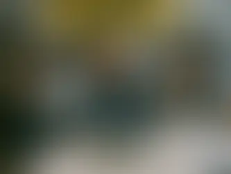 eine Gruppe Menschen sitzen an Tischen und sind frustriert darüber, dass eine Fusion von Vertriebseinheiten nicht erfolgreich war.