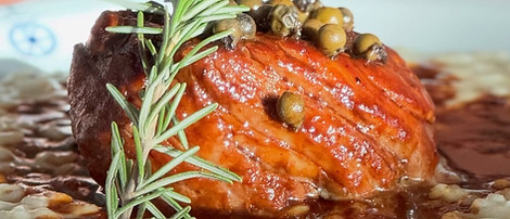 Filé mignon grelhado ao molho roti e pimentas-do-reino verde, servido sobre arroz cremoso