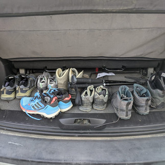 bergwandelschoenen op rotsachtig wandelpad
