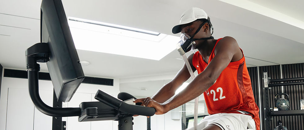 Pape Matar Sarr en pleine récupération sportive avec l'appareil Alti One a son domicile à Londres