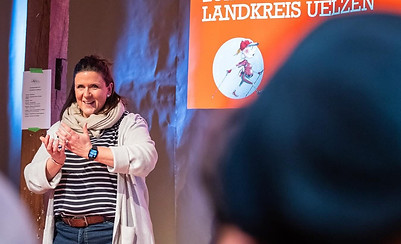 eine Frau lächelt und klatscht