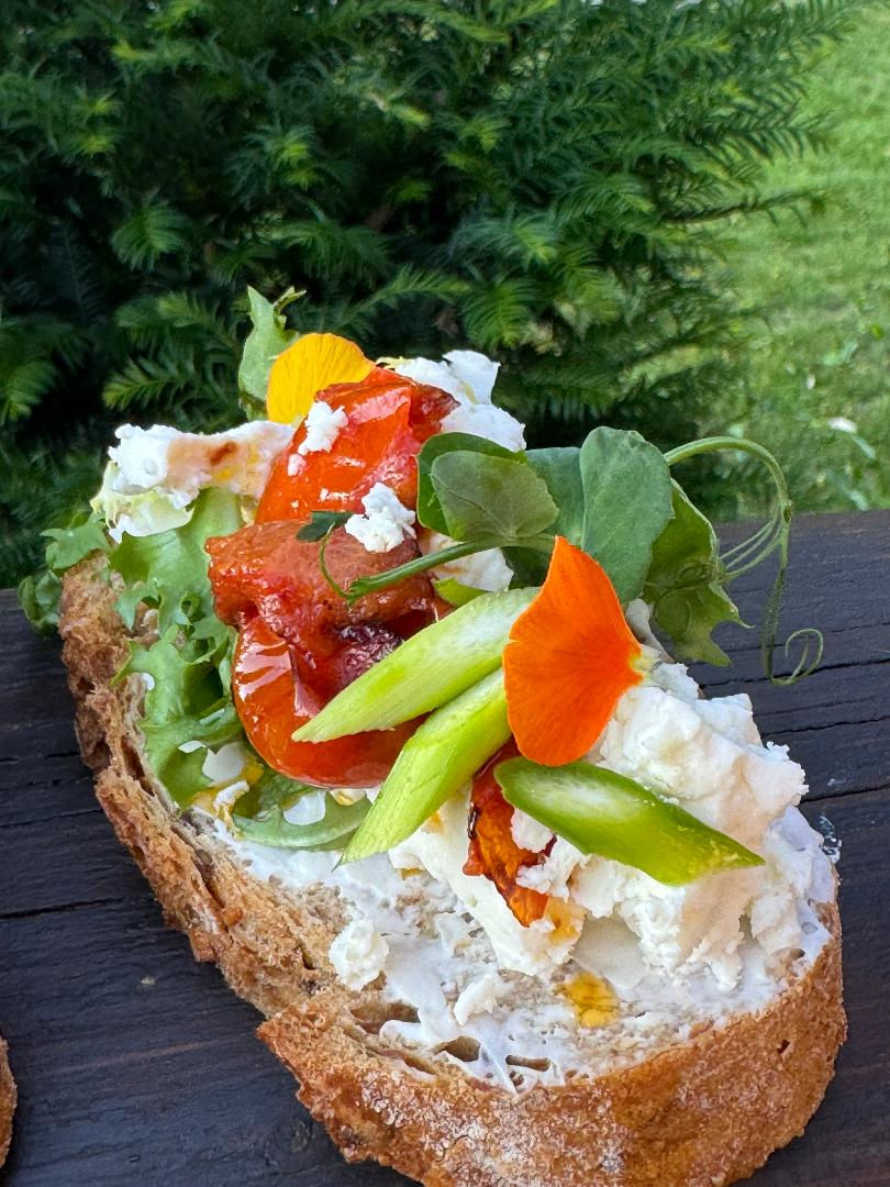 Miniatura: Chlebík s pečenými cherry paradajkami, feta cheese a nasekanou špargľou