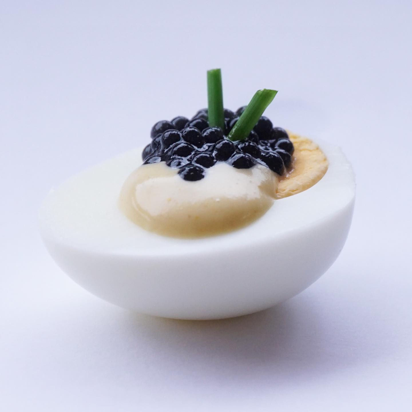 Vajce s bearri kaviárom z jesetera, horčicovo - medovým dipom a pažitkou