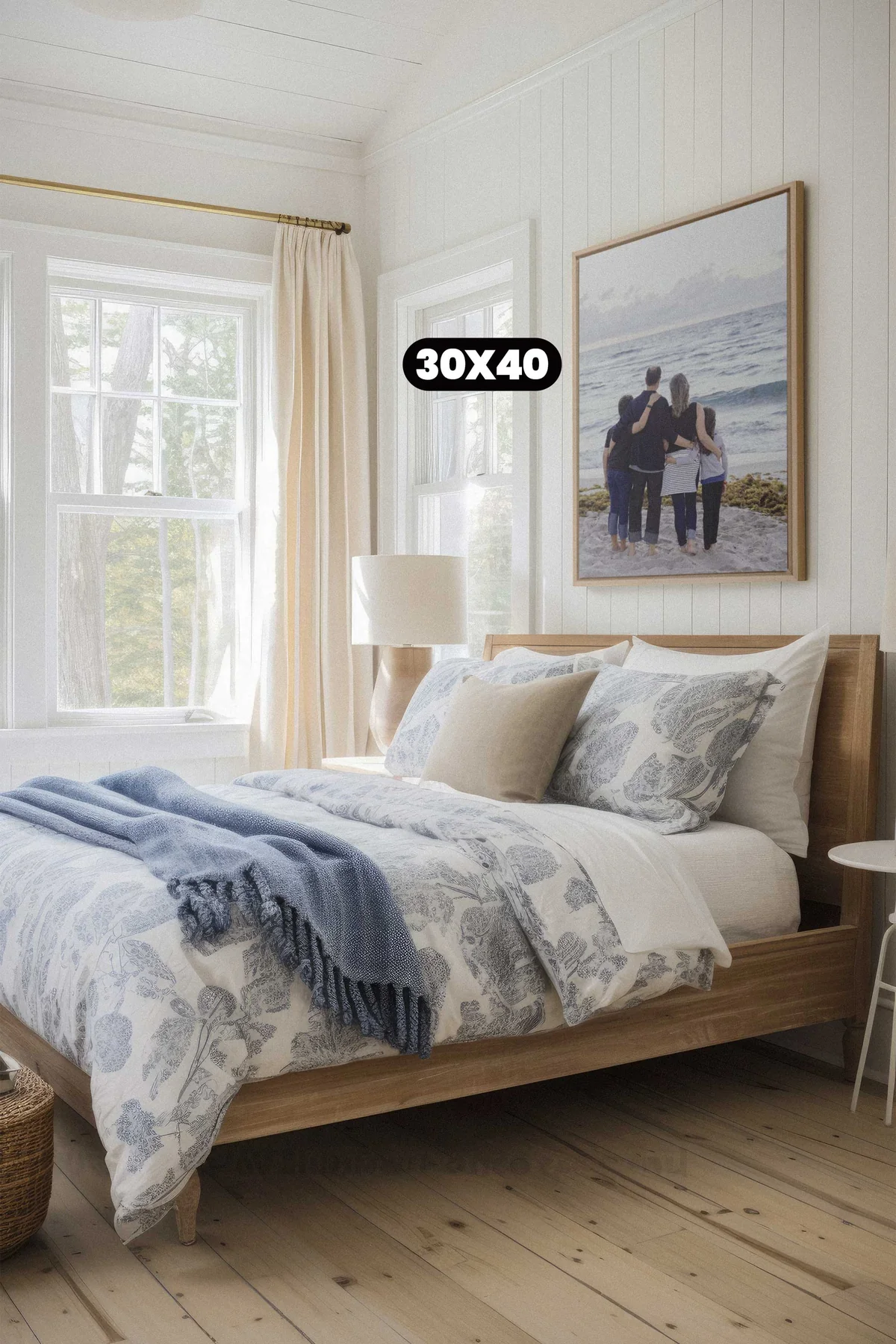 Toile personnalisée avec photo de famille à la plage, la toile est accrochée au dessus du lit