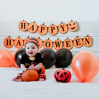 Photo de bébé fête d'halloween, ballons oranges et noirs