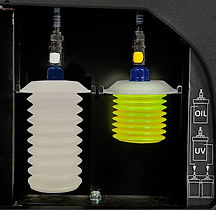 Герметичные контейнеры для нового масла и красителя.