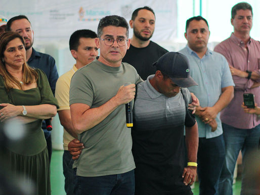 Emocionado, David Almeida reencontra vítimas de deslizamento no Jorge Teixeira e entrega doações