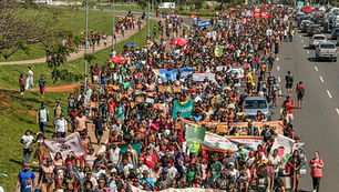 Indígenas de todo o Brasil ocupam a Esplanada dos Ministérios, com críticas  dirigidas ao Congresso