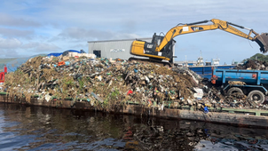 Prefeitura conclui transbordo de resíduos sólidos do mês de março e reforça combate ao lixo na orla do rio Negro