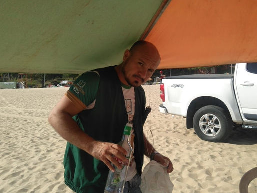 Prefeitura de Manaus reforça proibição de garrafas de vidro na praia da Ponta Negra