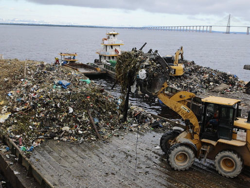 Prefeitura de Manaus realiza transbordo de 500 toneladas de resíduos sólidos dos rios e igarapés