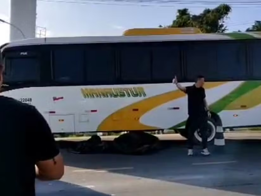 Motoqueiro morre esmagado por ônibus após ser atingido por outra moto, na estrada do Puraquequara, em Manaus