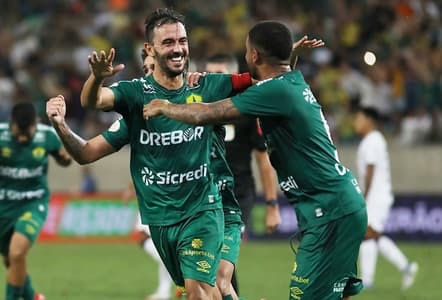 Cuiabá vence, deixa Z-4 e pode tirar liderança do Corinthians no Brasileiro