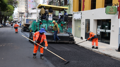 Prefeitura de Manaus intensifica recapeamento no Centro e aplica cerca de 280 toneladas de asfalto